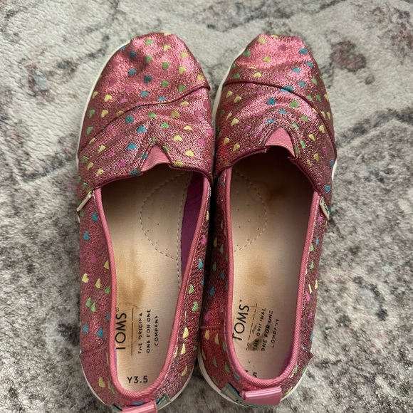 TOMS Kids Pink Sneakers with Colorful Hearts - Picture 2 of 5